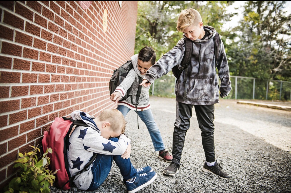Mobbing auf dem Schulhof – ein Kind wird von Mitschülern bedrängt