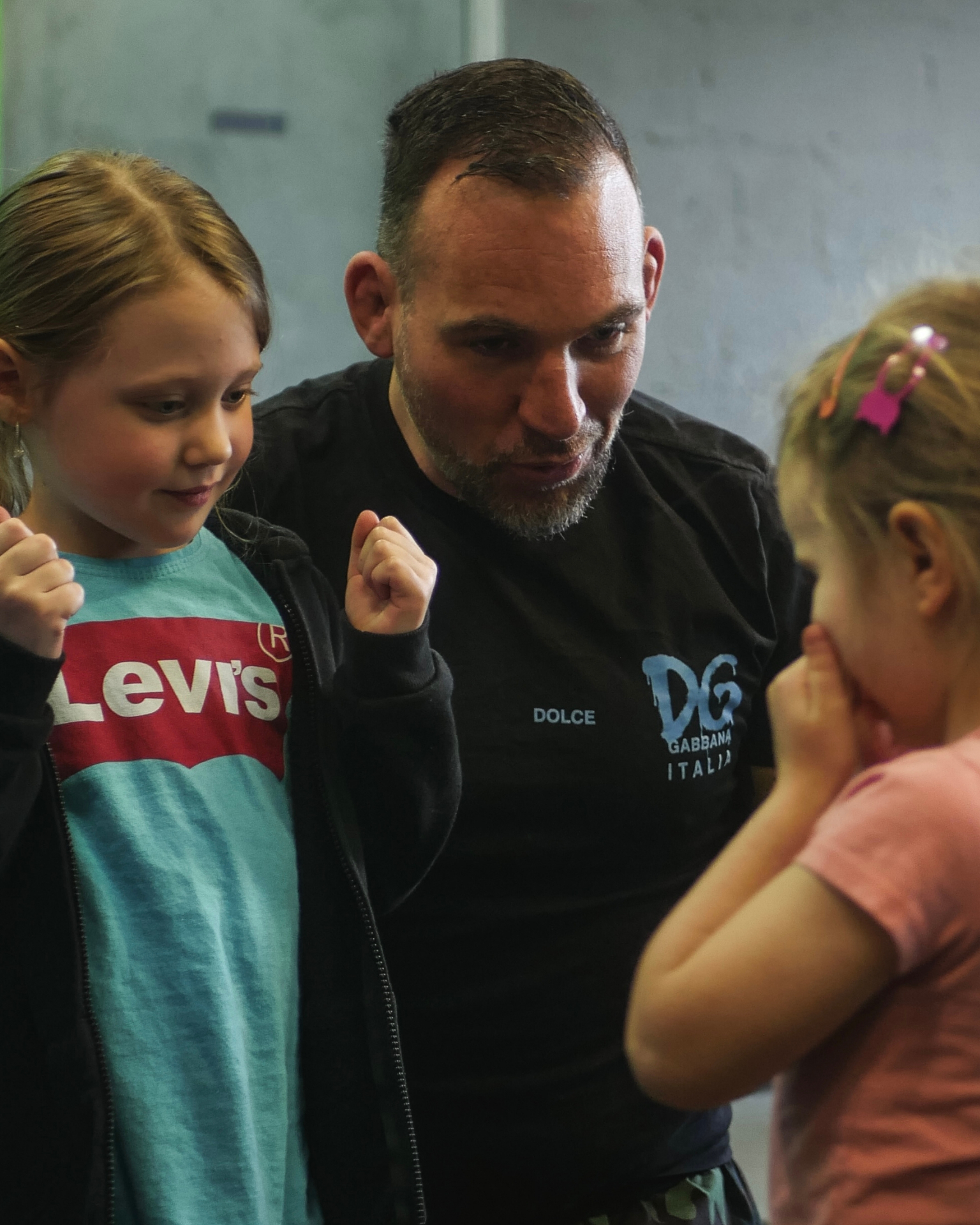 Trainingssituation mit einer Kindergruppe im schulischen Rahmen